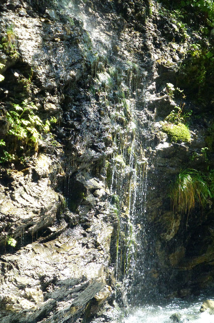 De petites cascades ruissellent sur le bord du chemin