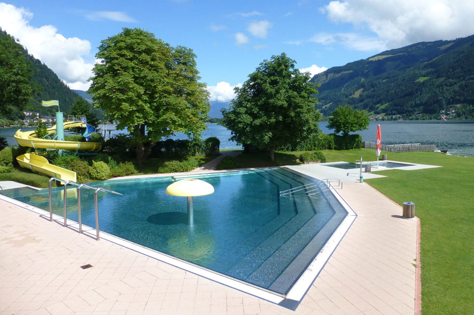 Une piscine de rêve au bord du lac