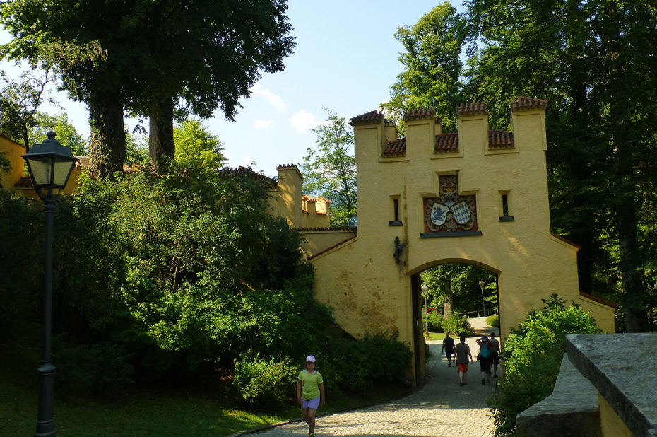 Porte d'entrée du château portant elle aussi une crénelure