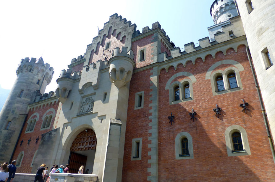 La porte d'entrée principale du château