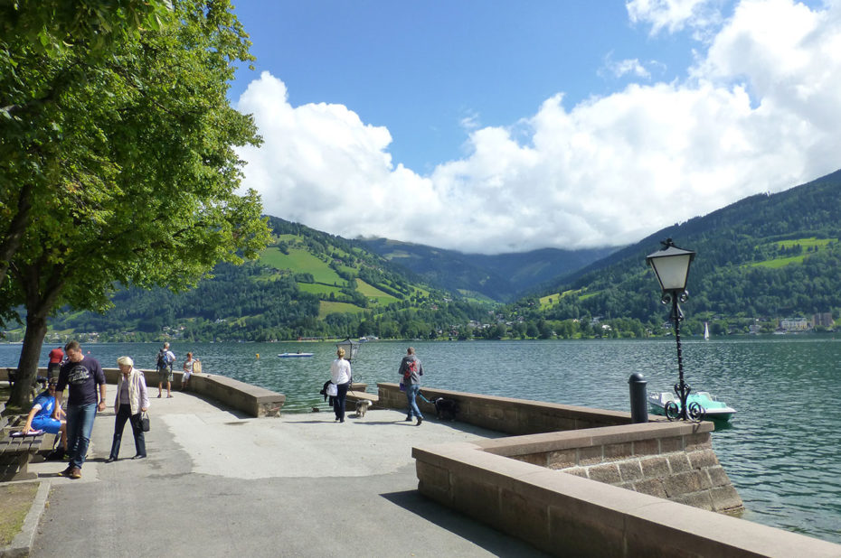 Promenade agréable sur les bords du lac Zeller See