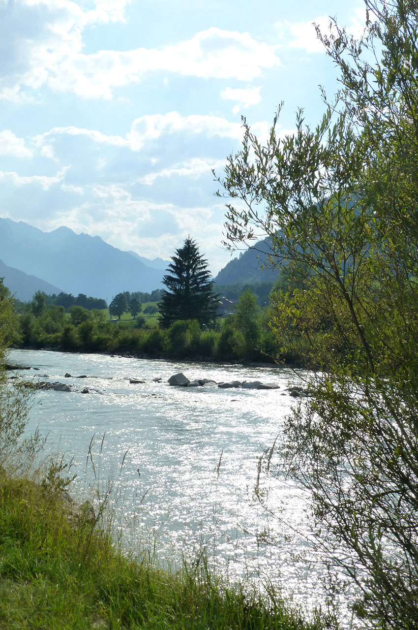 Le soleil se reflète sur la rivière Salzach