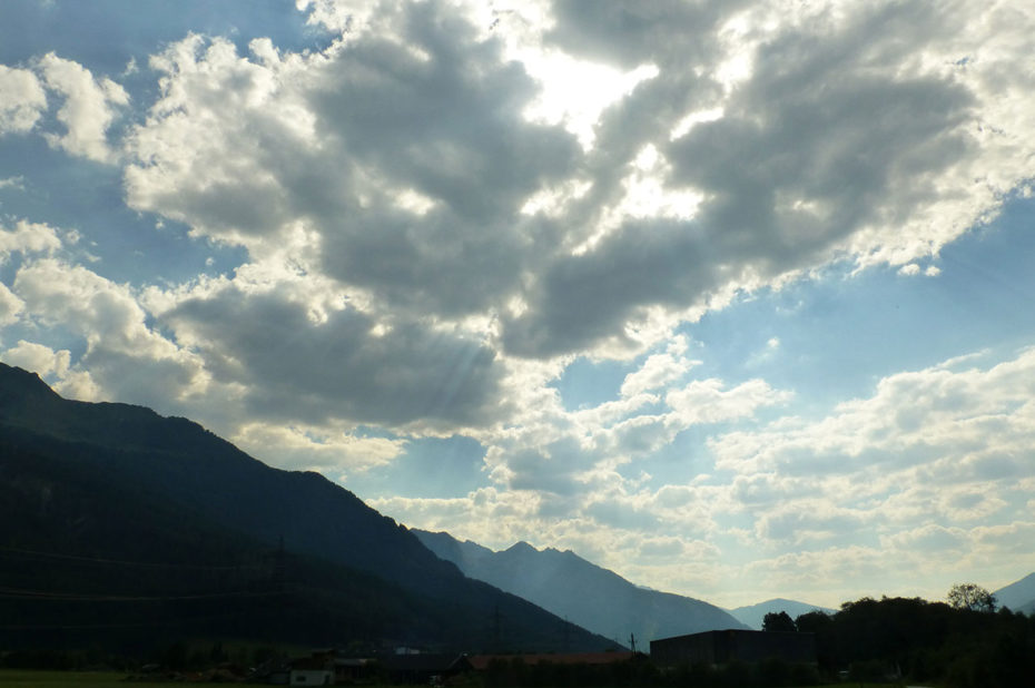 Le soleil perce à travers les nuages