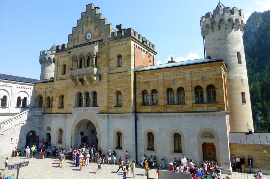 Touristes dans la cour du château