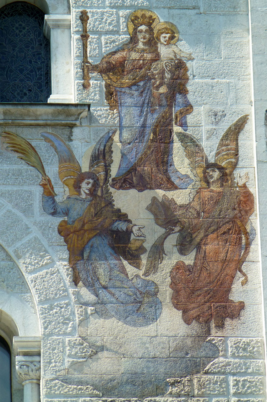 Vierge à l'enfant et anges peints sur la façade