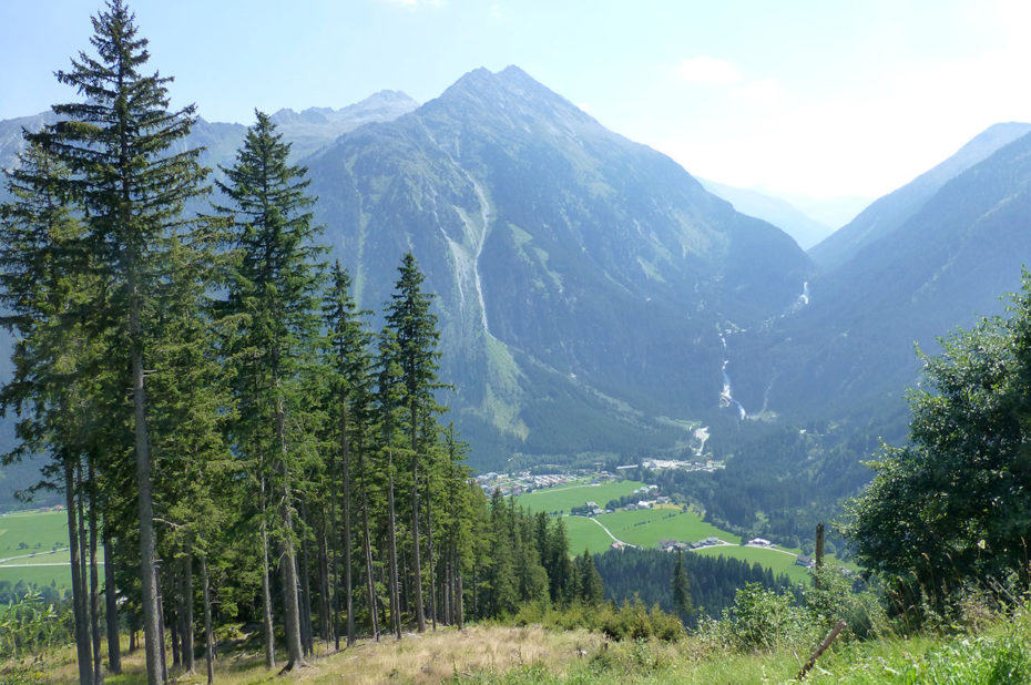 Vue sur les cascades de Krimml, au loin, entre les deux montagnes