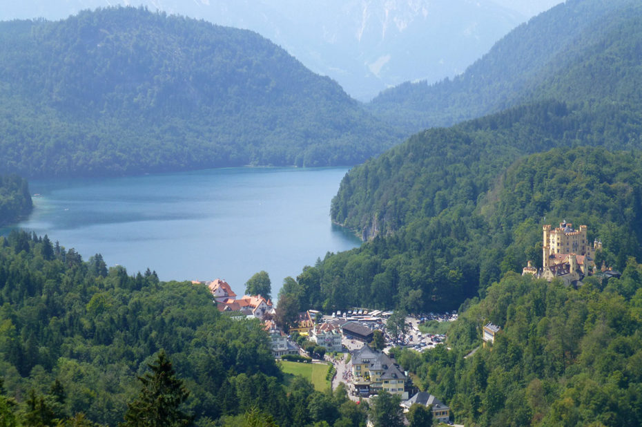 Vue sur le château de Hohenschwangau et le lac Alpsee