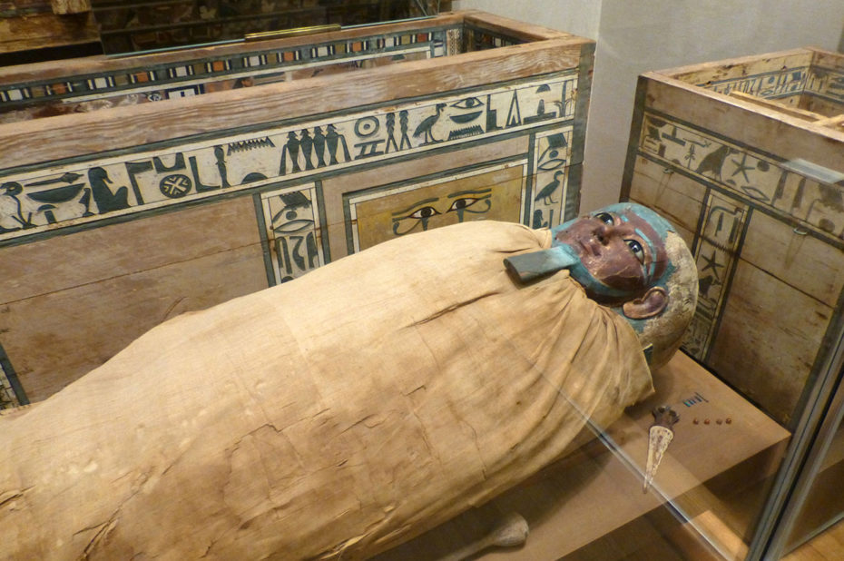 Cercueil et momie de Ukhhotep, fils de Hedjpu