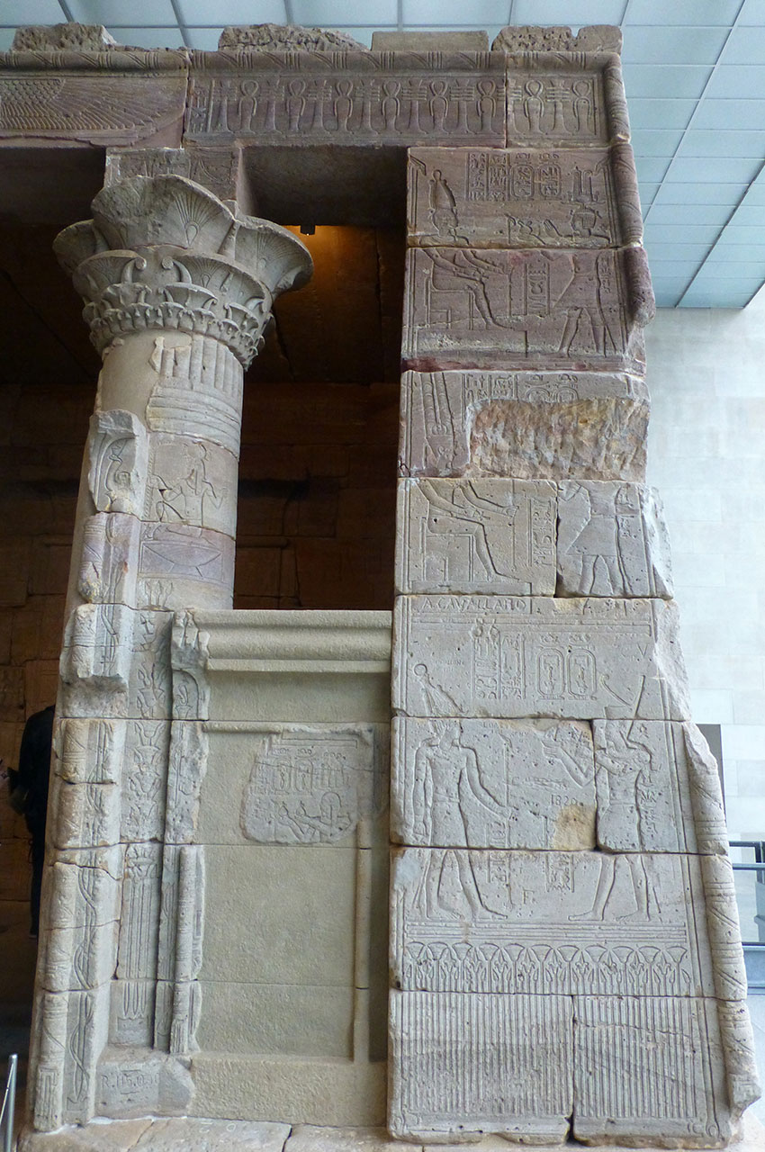 Côté droit de l'entrée du temple d'Isis de Dendour