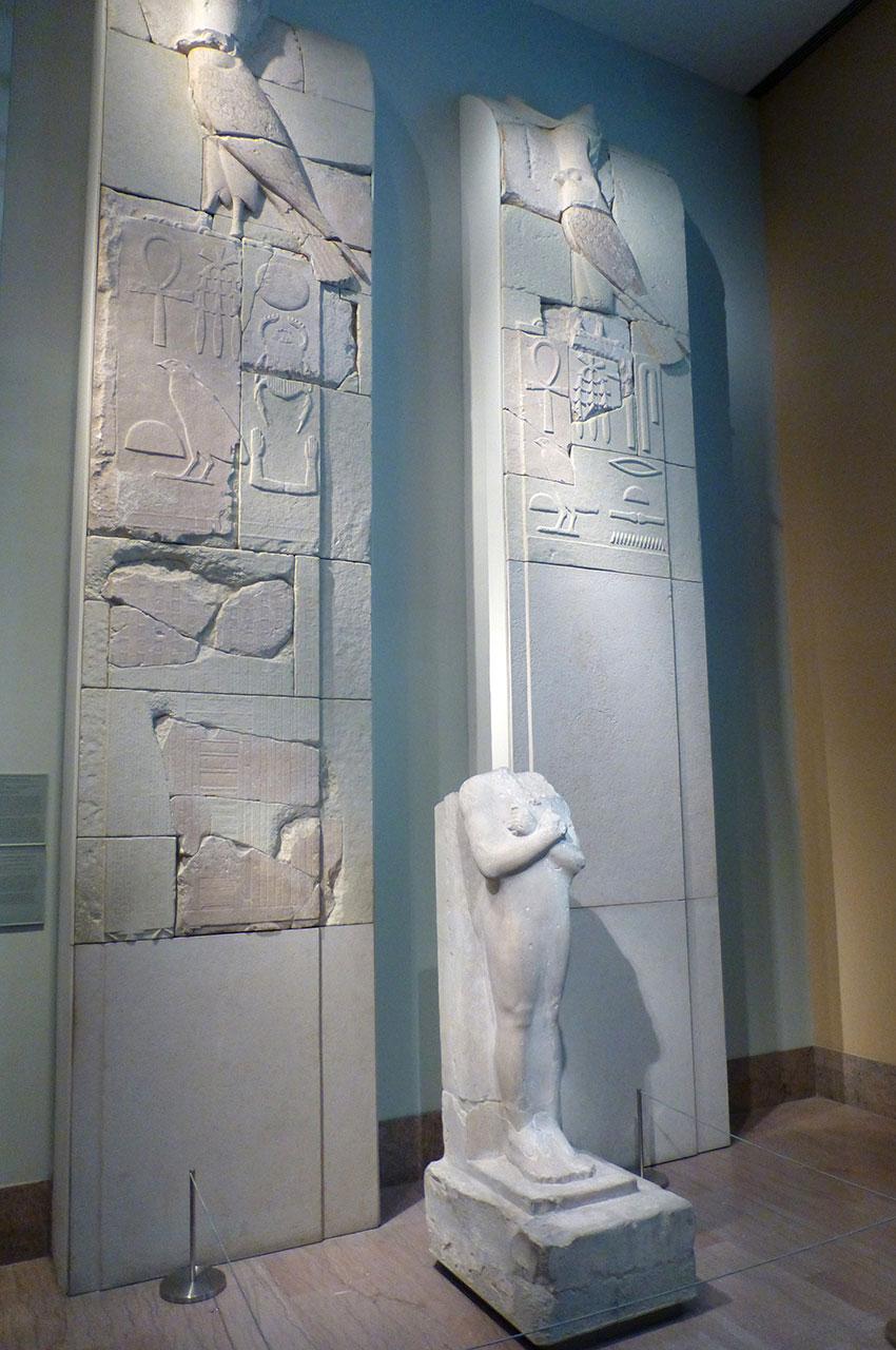 Mur intérieur droit du complexe pyramidal de Sésostris Ier