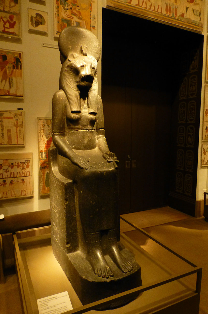 Statue de la déesse Sekhmet, femme à tête de lionne