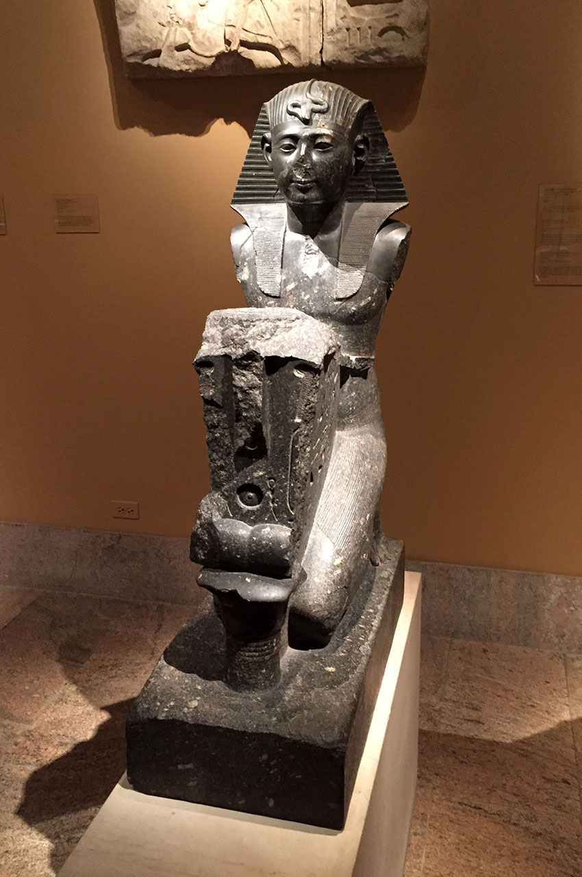 Statue à genoux du pharaon Seti Ier de la 19e dynastie