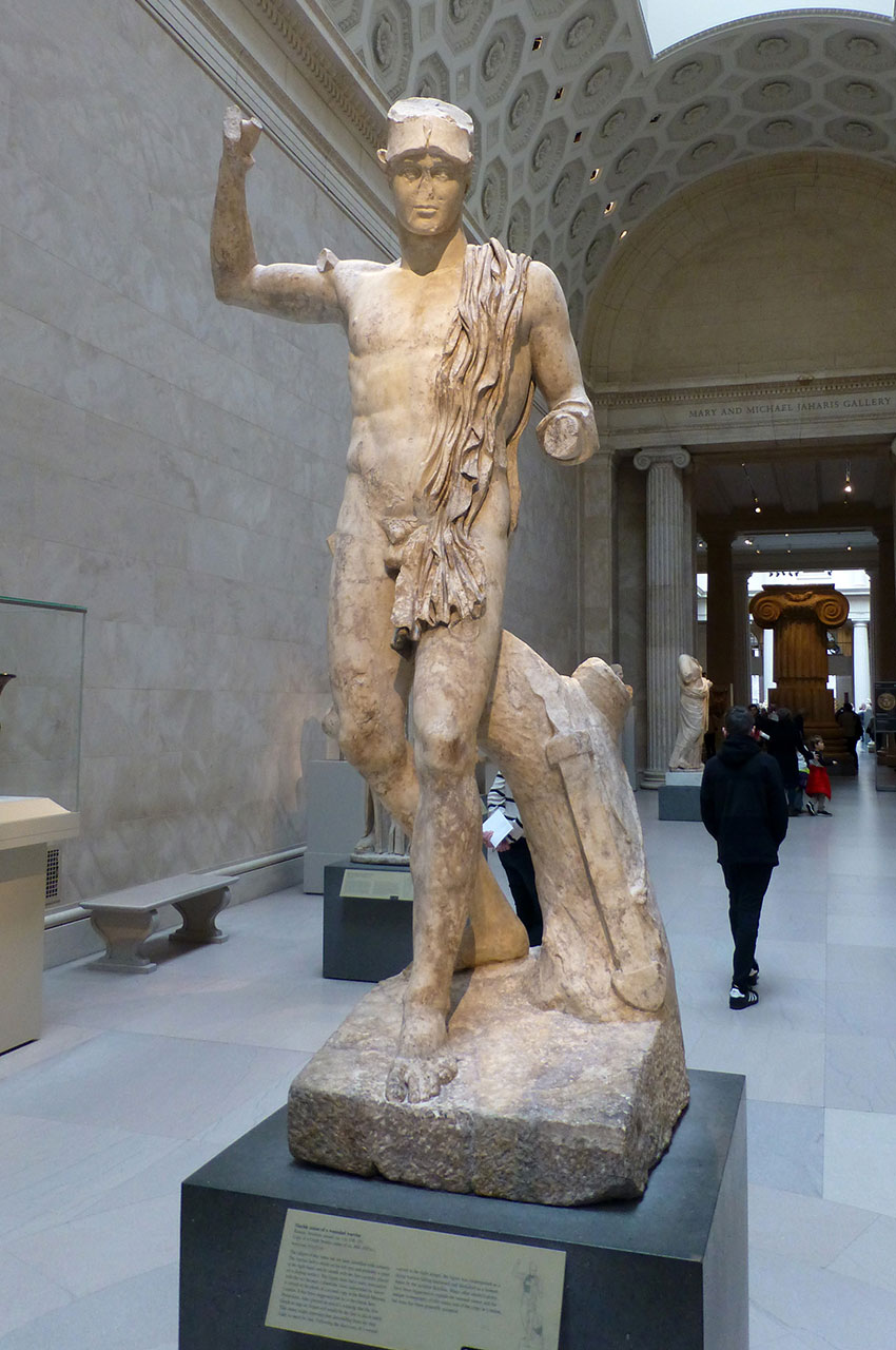 Statue en marbre d'un guerrier blessé