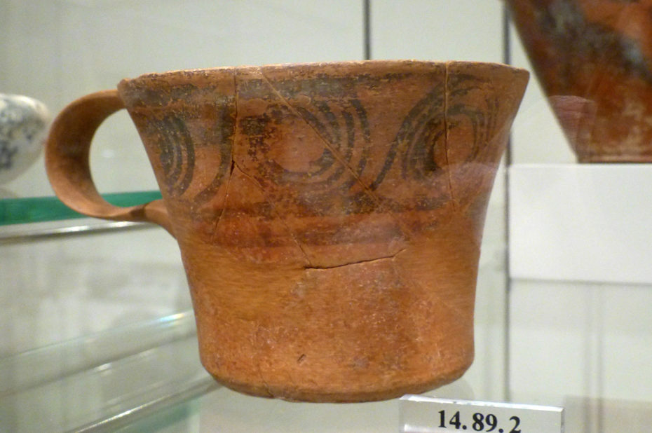 Tasse en terre cuite avec anse, 1500 ans avant J.-C.