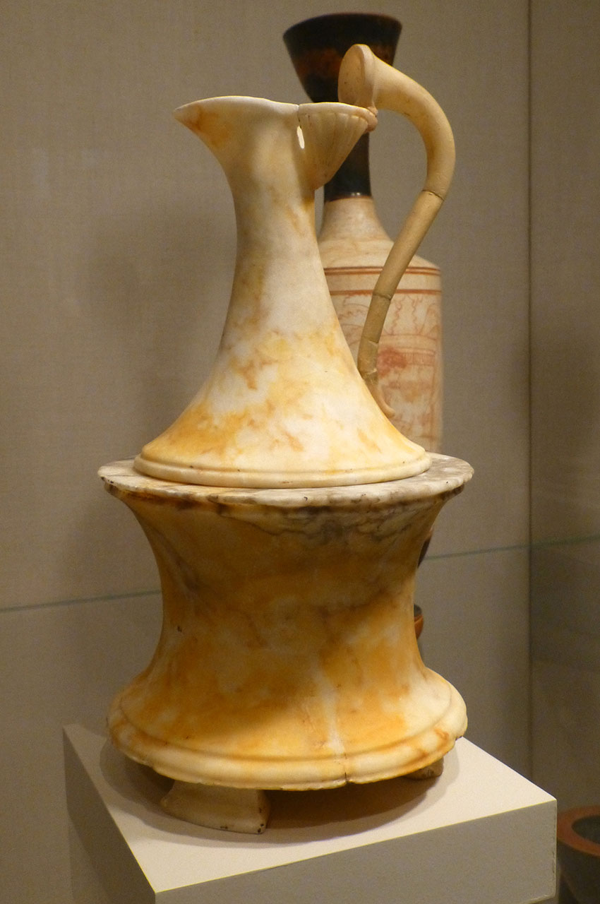 Vase en marbre sous la forme d'une pyxide surmontée d'un oinochoe