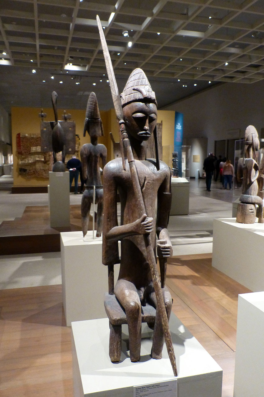 Figurine masculine en bois avec lance, Mali