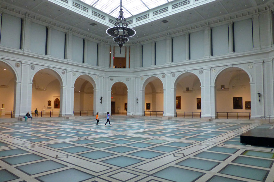 Grand atrium au cœur du Brooklyn Museum