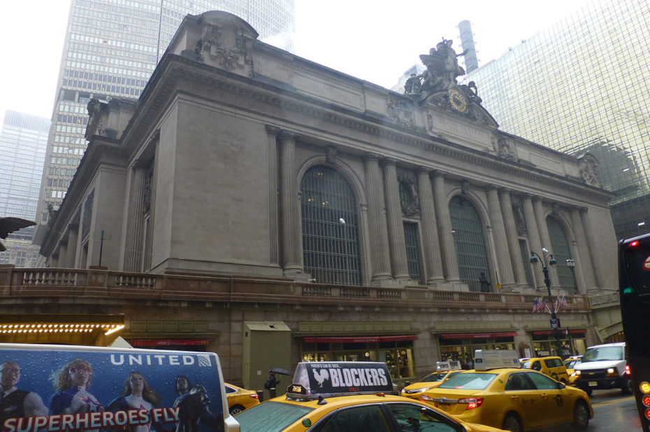 Grand Central Station sous la pluie, dans le flot de taxis jaunes