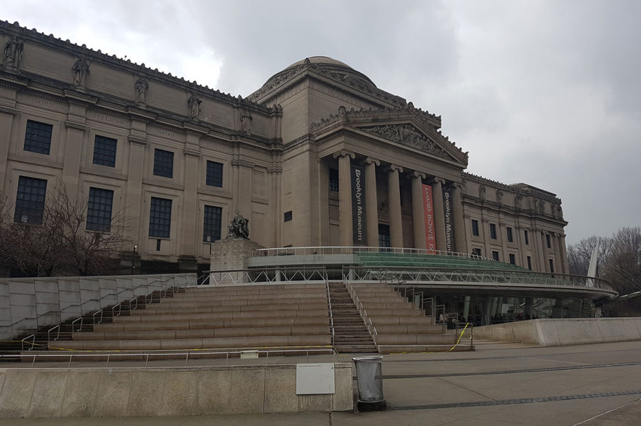 Sur le parvis du Brooklyn Museum à New York