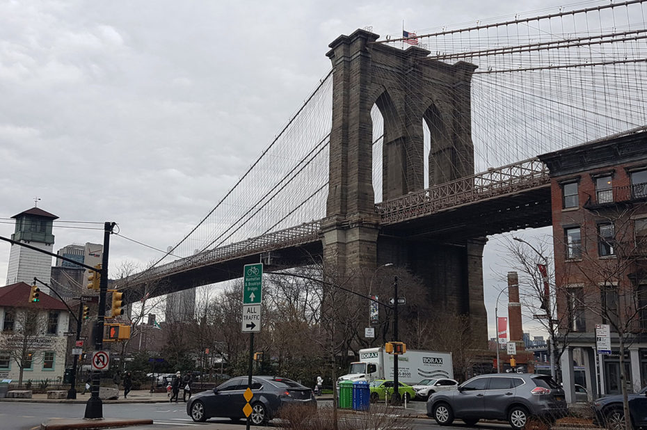 Au pied du pont de Brooklyn qui enjambe l'East River