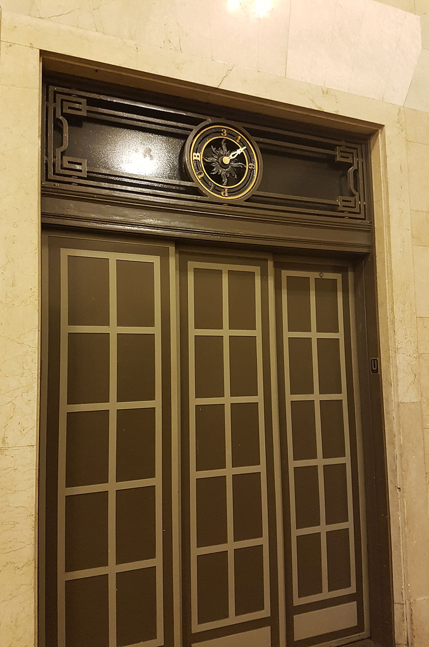 Porte d'un ancien ascenseur à Grand Central Station