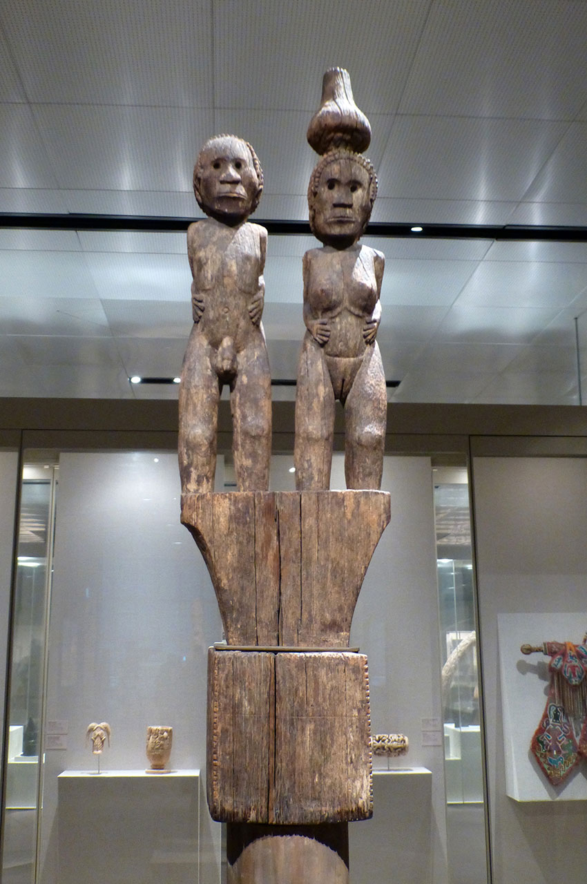 Totem en bois surmonté d'un homme et d'une femme