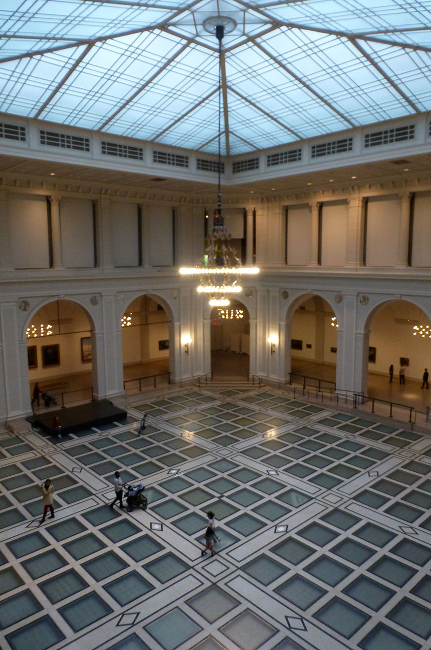 Vue sur l'atrium du Brooklyn Museum depuis le 1er étage