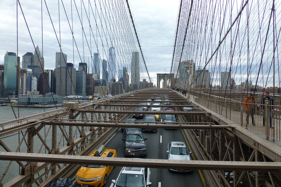 4x4, grosses berlines et taxis traversent le pont de Brooklyn