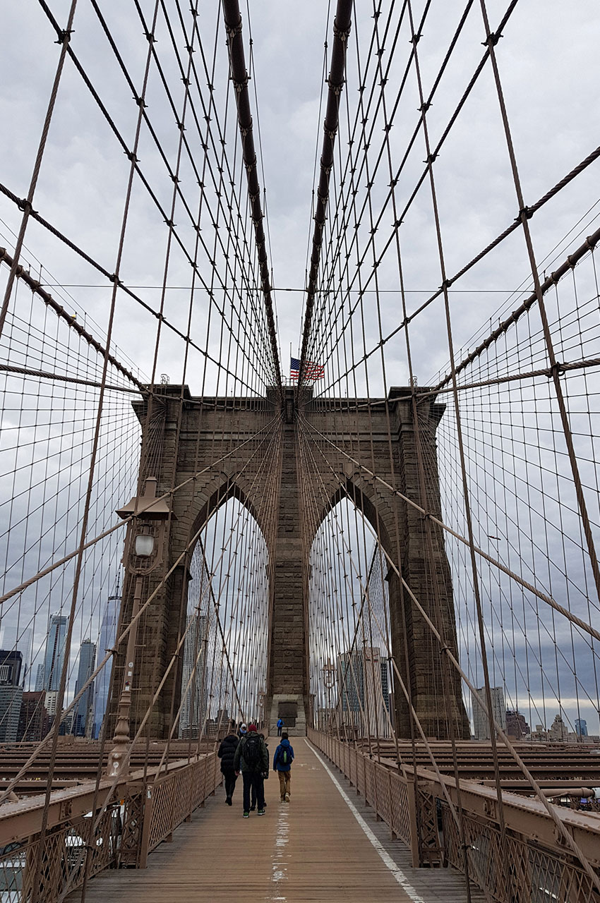 Des câbles et l'une des arches du pont de Brooklyn