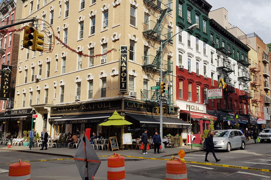 Le Caffe Napoli, à l'angle de Hester Street et Mulberry Street