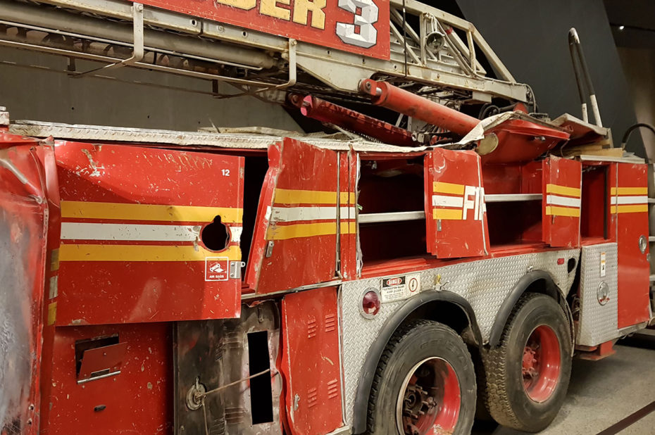 Camion de pompiers endommagé pendant l'intervention près des tours