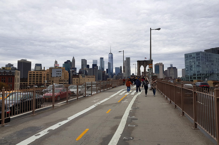 Au début du pont de Brooklyn, côté Brooklyn