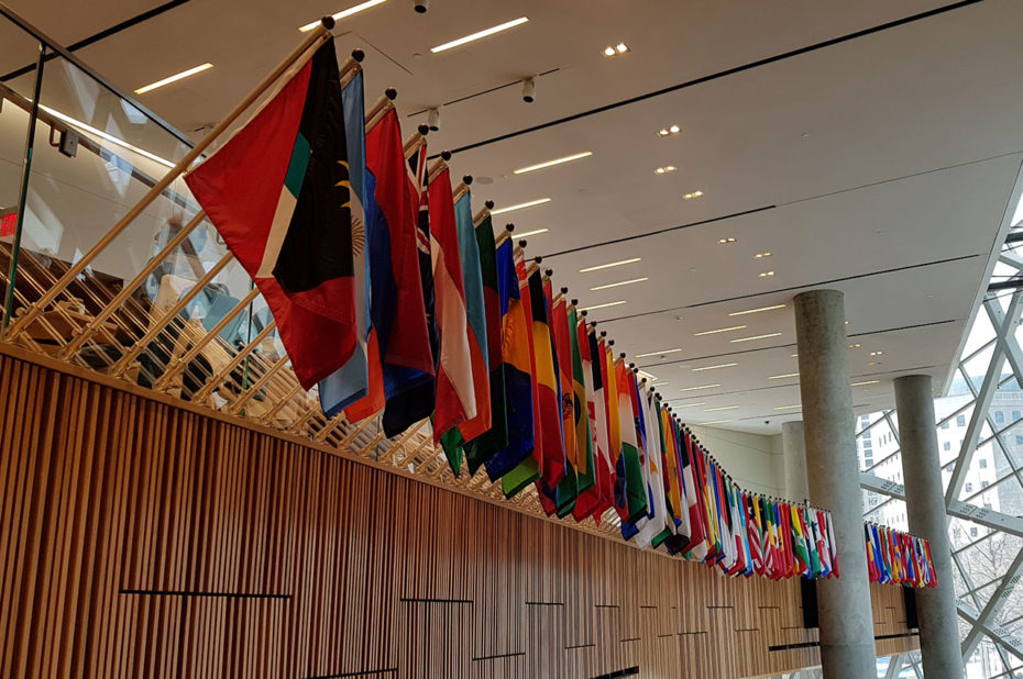 Drapeaux internationaux dans le hall du musée du 11 septembre