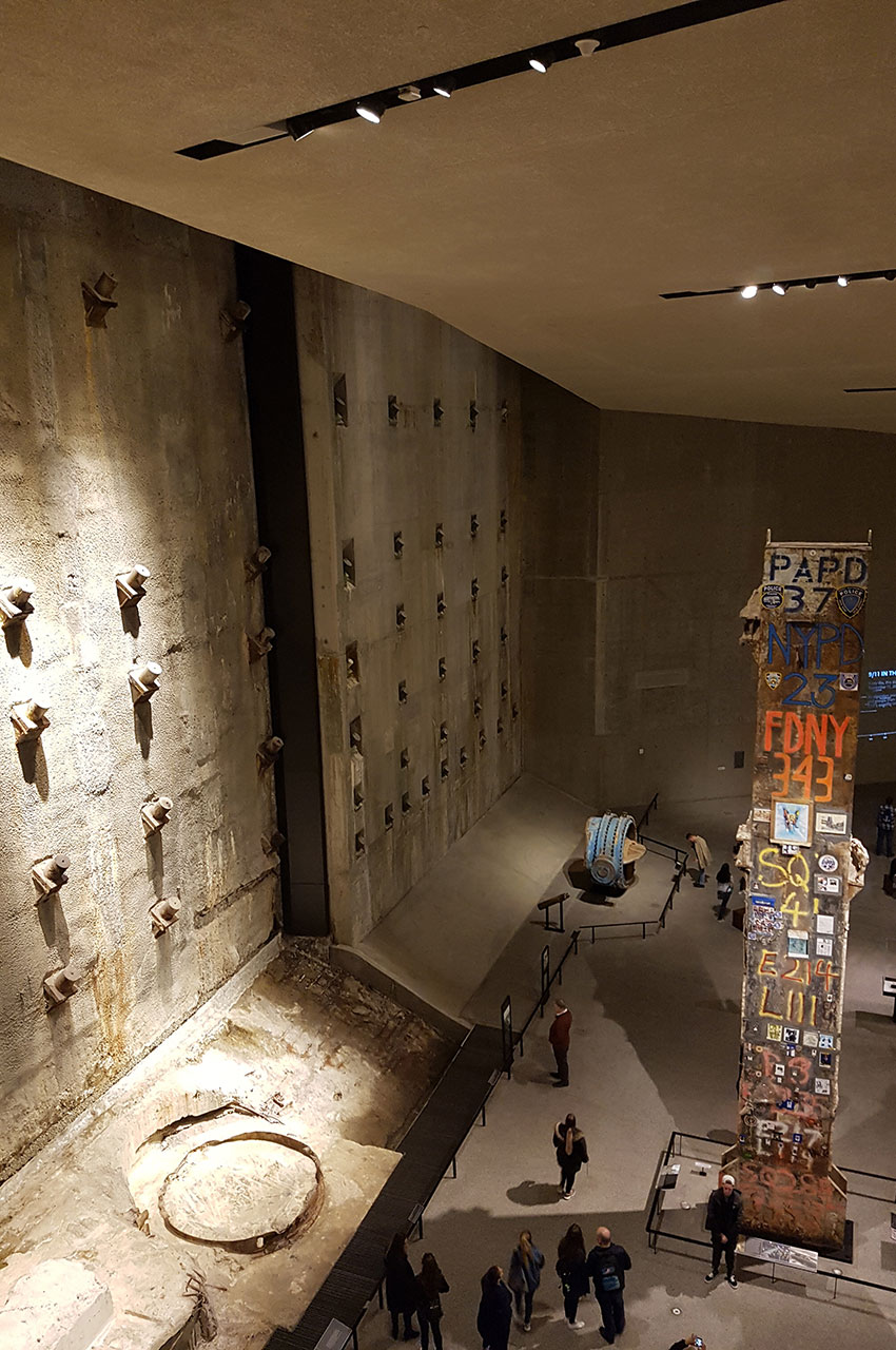 Le hall du musée où l'on voit les fondations des anciennes tours