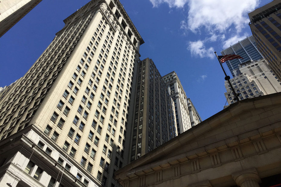 D'immenses buildings s'élèvent au-dessus de Federal Hall