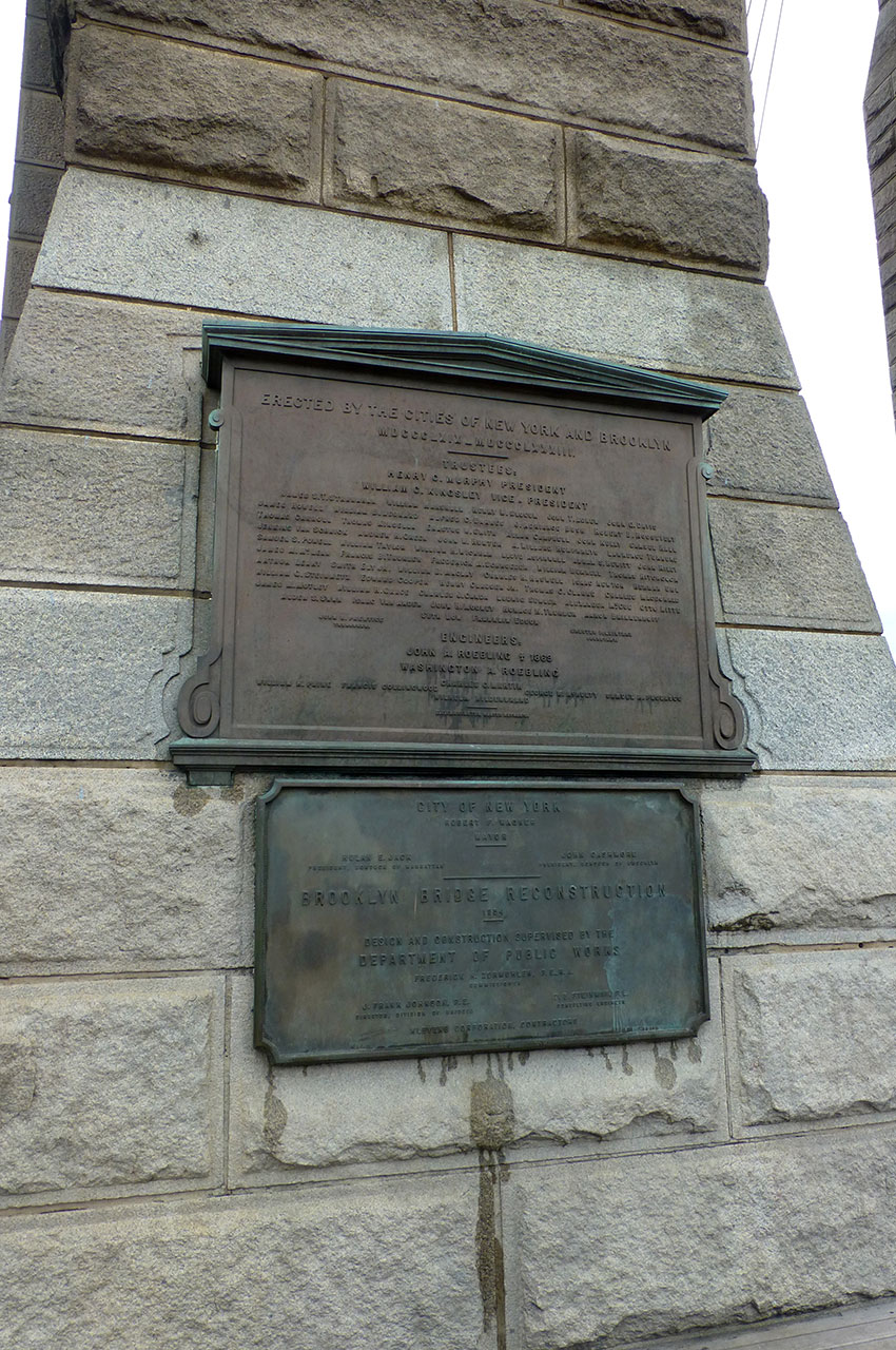 Plaques en mémoire de la construction et de la reconstruction du pont