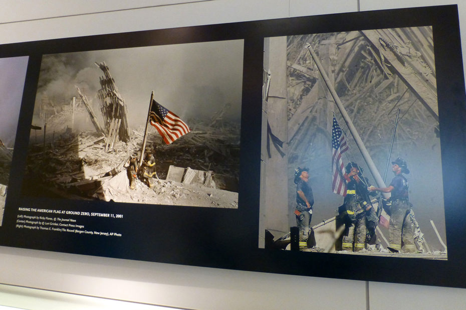 Pompiers brandissant le drapeau américain à Ground Zero