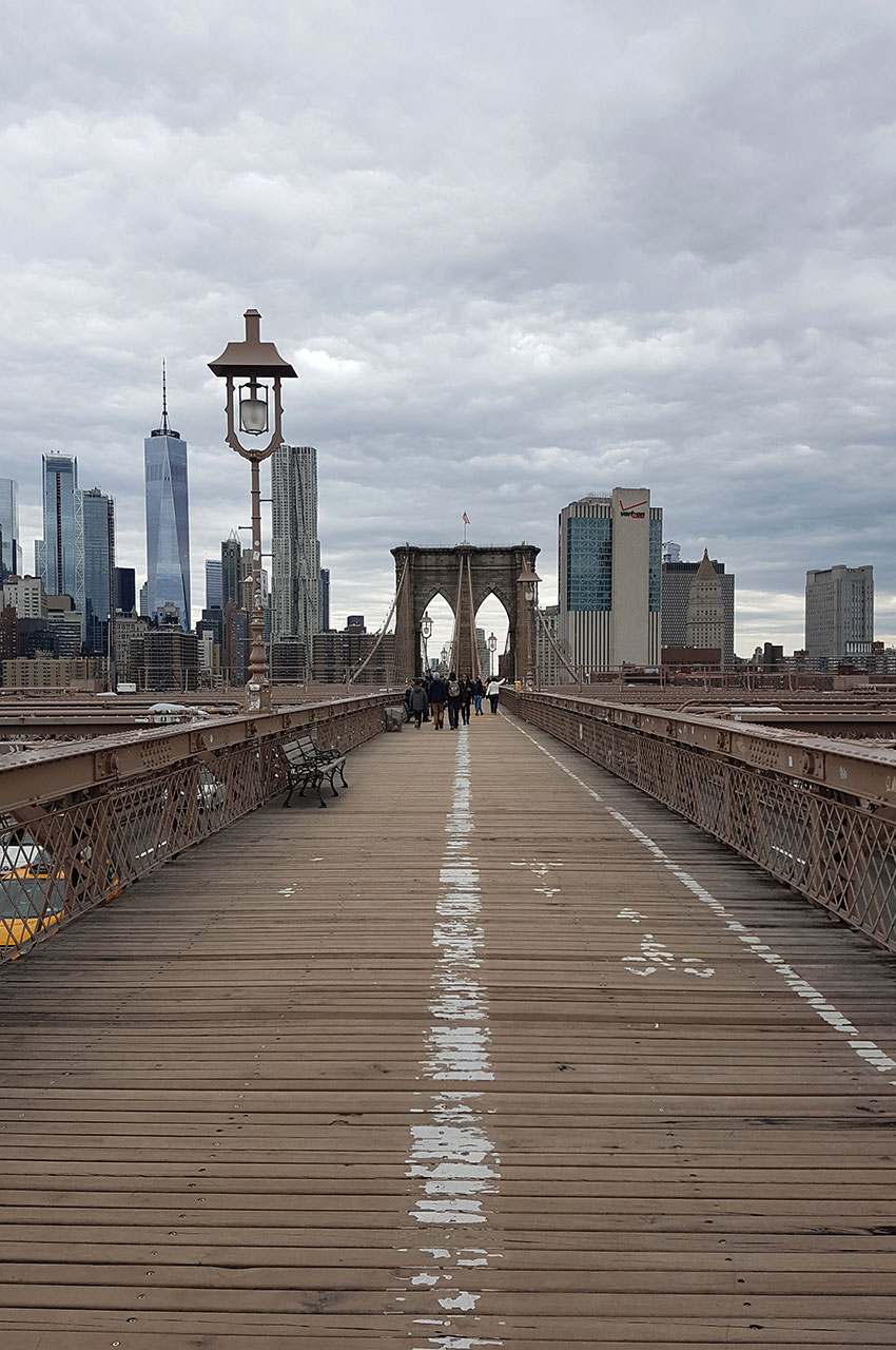 Le sol du pont est recouvert de planches de bois