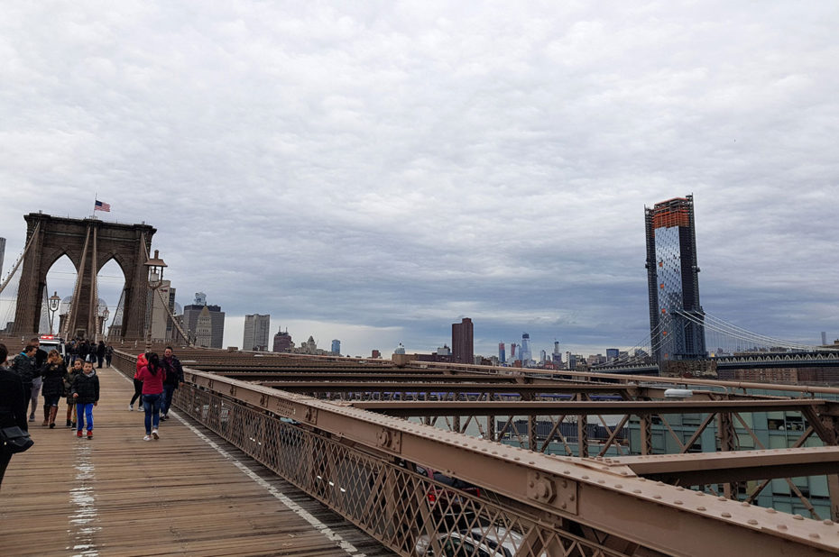 Promenade sur le pont de Brooklyn dans la grisaille new-yorkaise