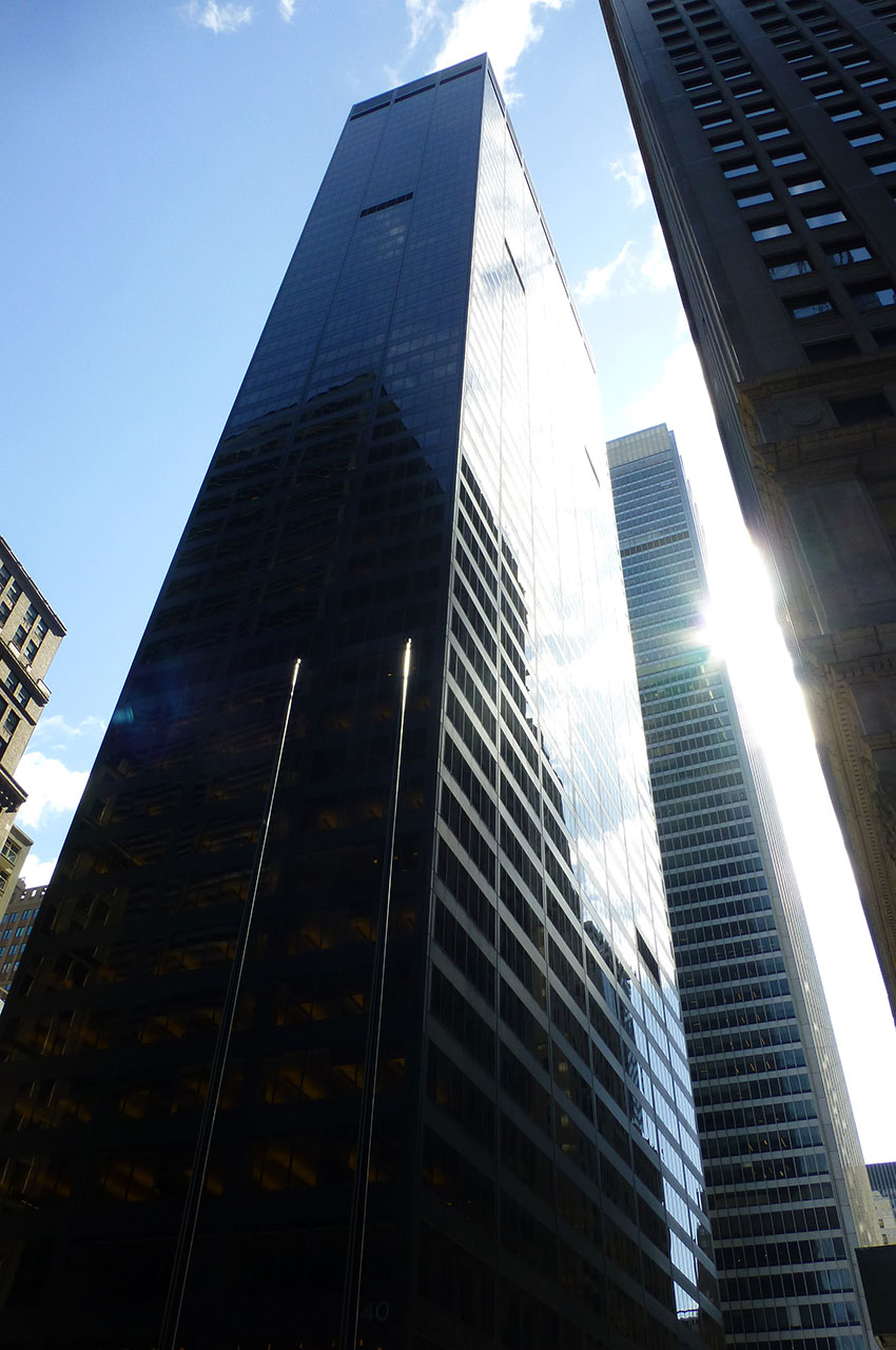 Le soleil se reflète sur le verre des buildings à Wall Street