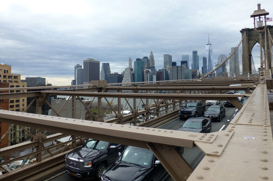 Sur le pont de Brooklyn, face aux buildings de Manhattan