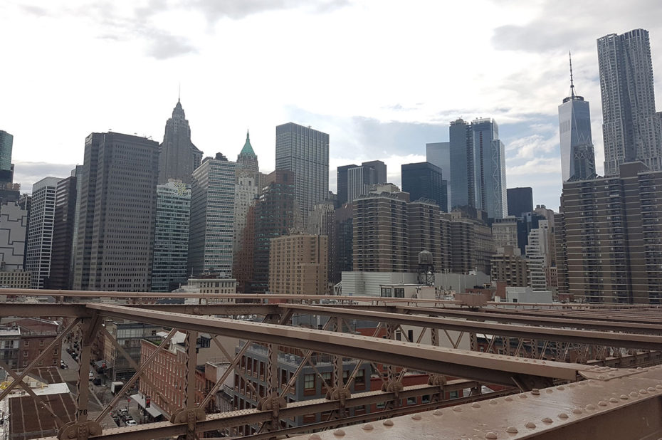 Vue sur les buildings de Manhattan depuis Brooklyn Bridge