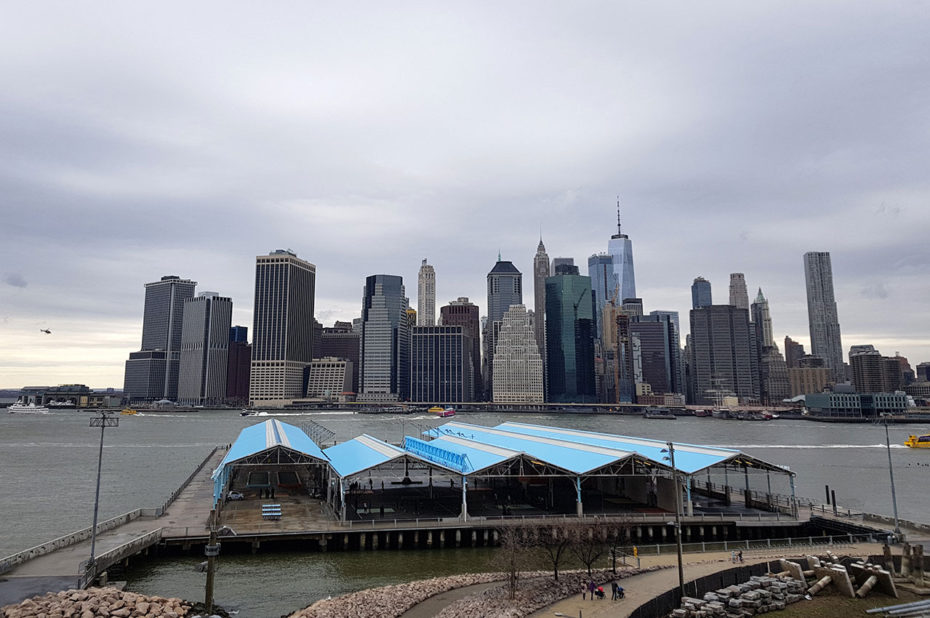 Vue sur l'île de Manhattan depuis Brooklyn