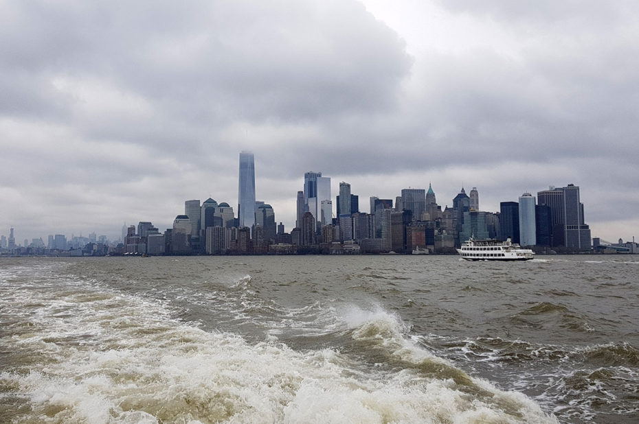 Bateau de croisière au large de Manhattan