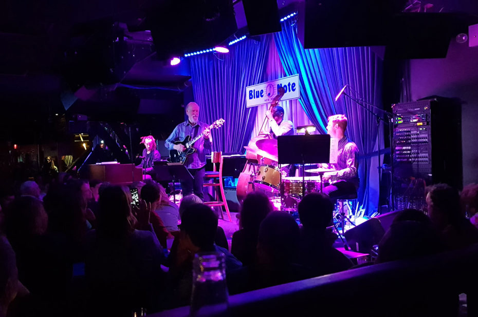 Le Blue Note est bondé pour le concert de John Scofield