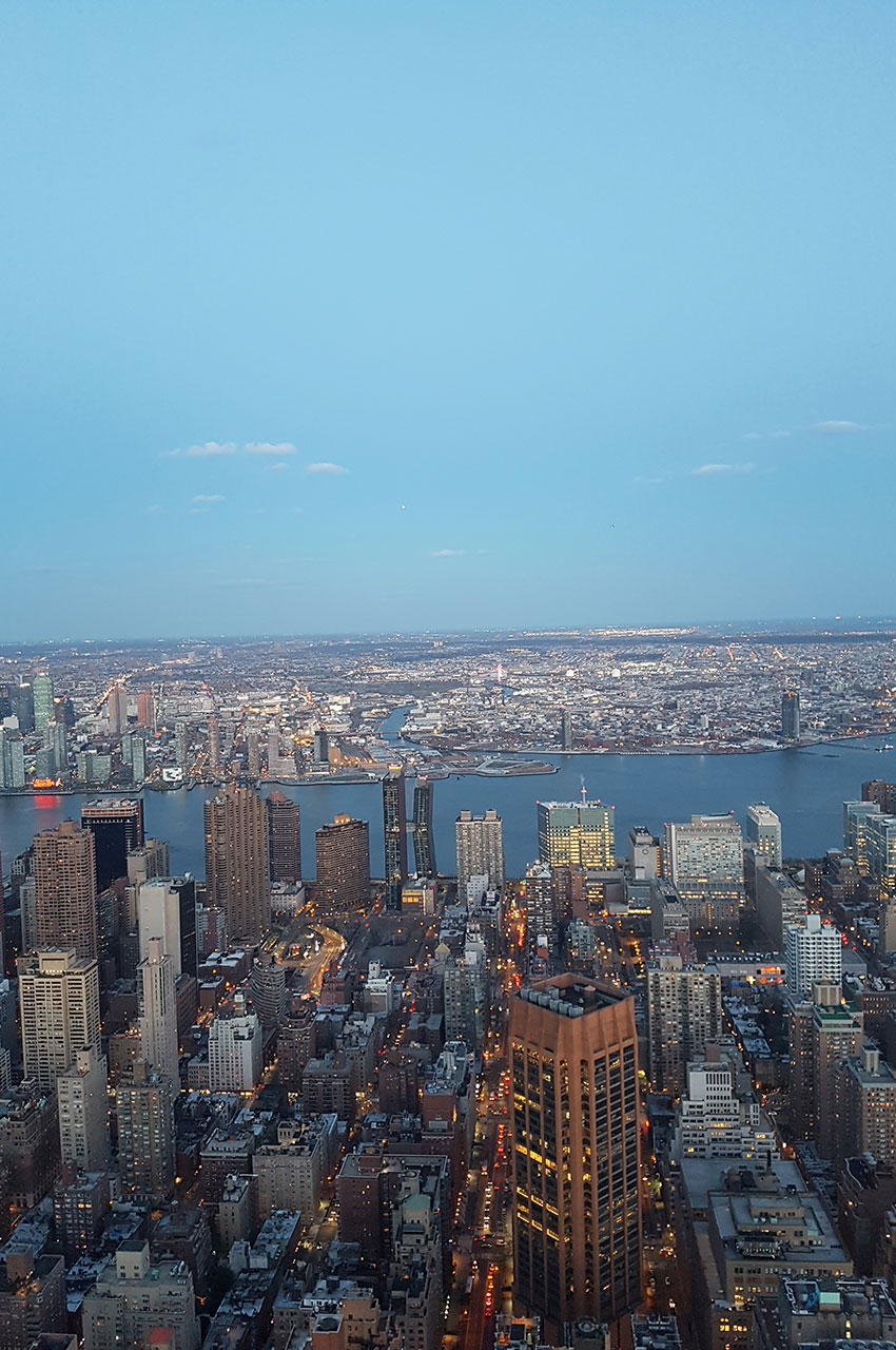 East River et Brooklyn au loin, au crépuscule