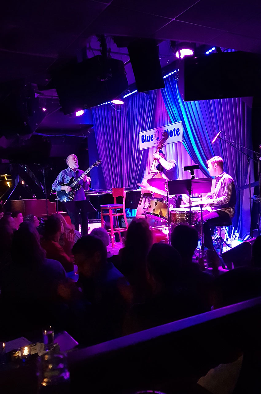 Le guitariste John Scofield pendant son concert au Blue Note