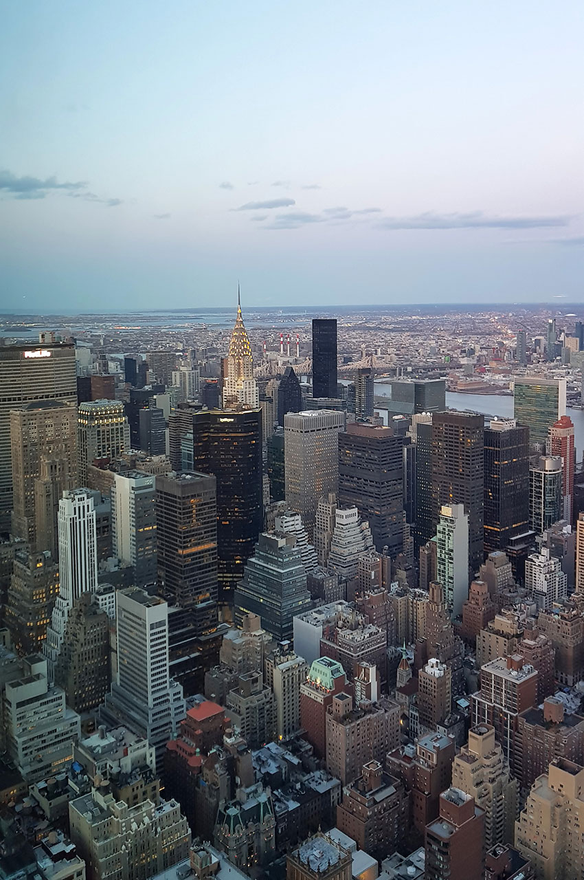 La nuit tombe sur la ville aux millions de fenêtres