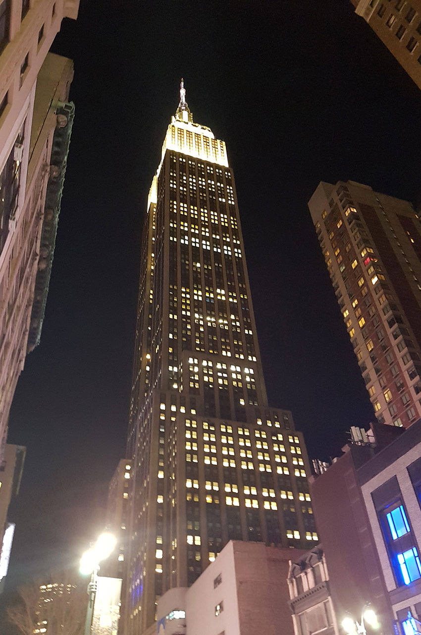 Au pied de l'Empire State Building, de nuit