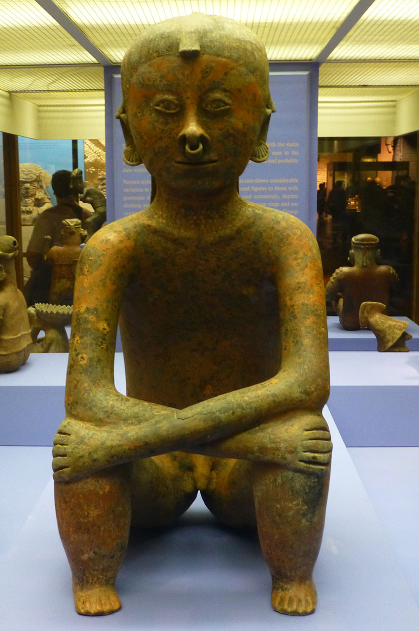 Statue d'un homme avec un anneau dans le nez